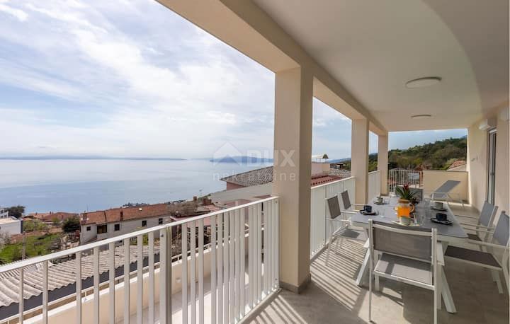 OPATIJA, BREGI - appartamento al piano terra 153m2, DB+3S con vista panoramica sul mare e piscina