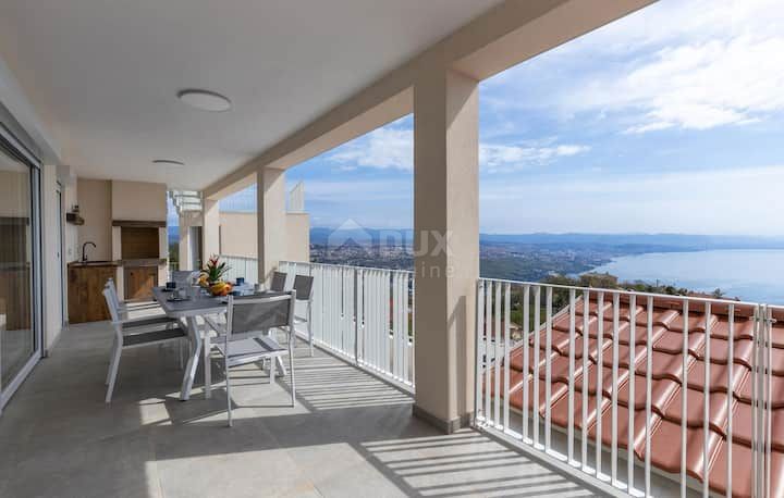 OPATIJA, BREGI - appartamento al piano terra 153m2, DB+3S con vista panoramica sul mare e piscina