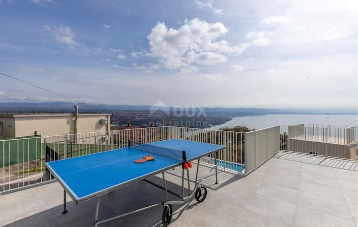 OPATIJA, BREGI - appartamento al piano terra 153m2, DB+3S con vista panoramica sul mare e piscina