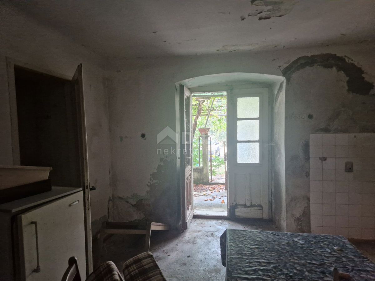 ISTRIA, LABIN - Casa a schiera da adattare con giardino di 1,1 ha