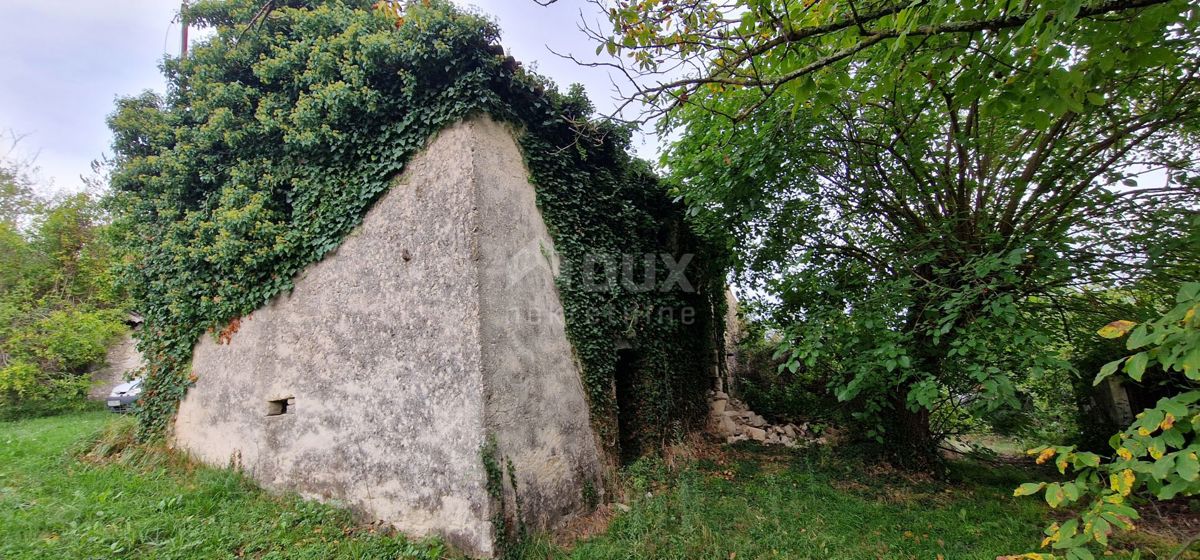 ISTRIA, GRAČIŠĆE - Edifici in pietra con ampio terreno appartato