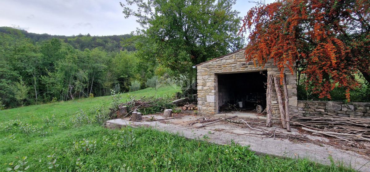 ISTRIA, GRAČIŠĆE - Edifici in pietra con ampio terreno appartato