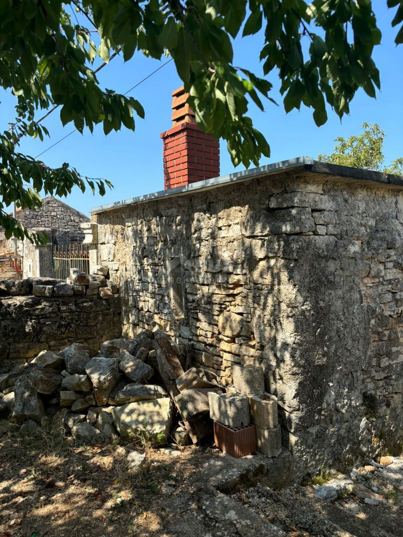 ISTRIA, SVETVINČENAT - Casa istriana parzialmente ristrutturata con progetto principale!