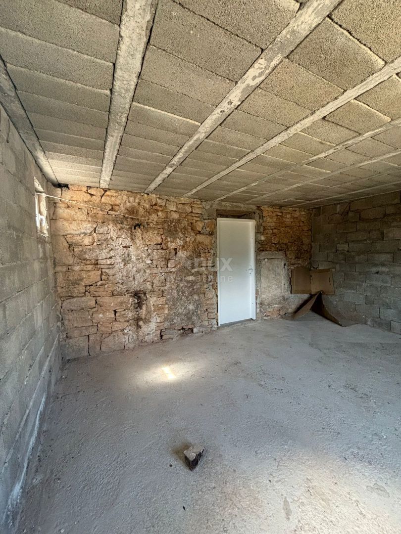 ISTRIA, SVETVINČENAT - Casa istriana parzialmente ristrutturata con progetto principale!