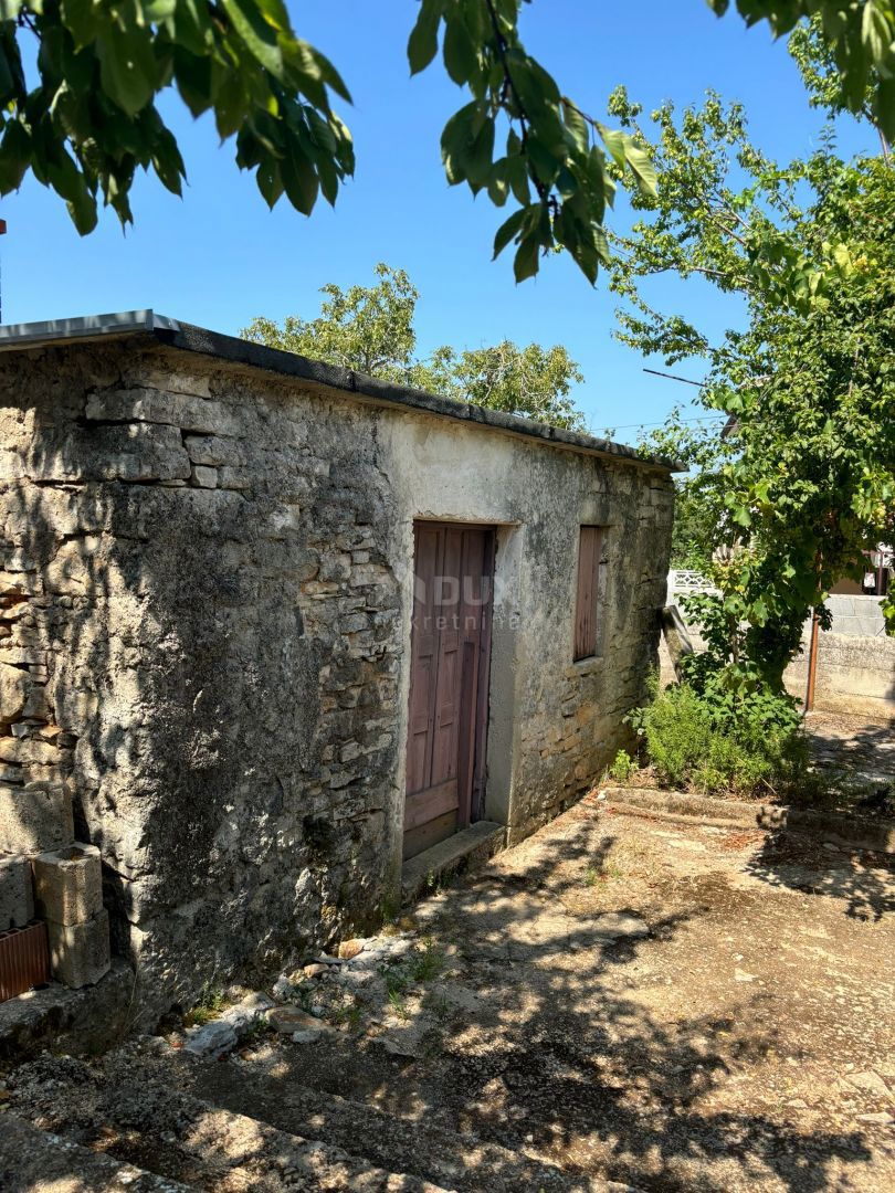 ISTRIA, SVETVINČENAT - Casa istriana parzialmente ristrutturata con progetto principale!