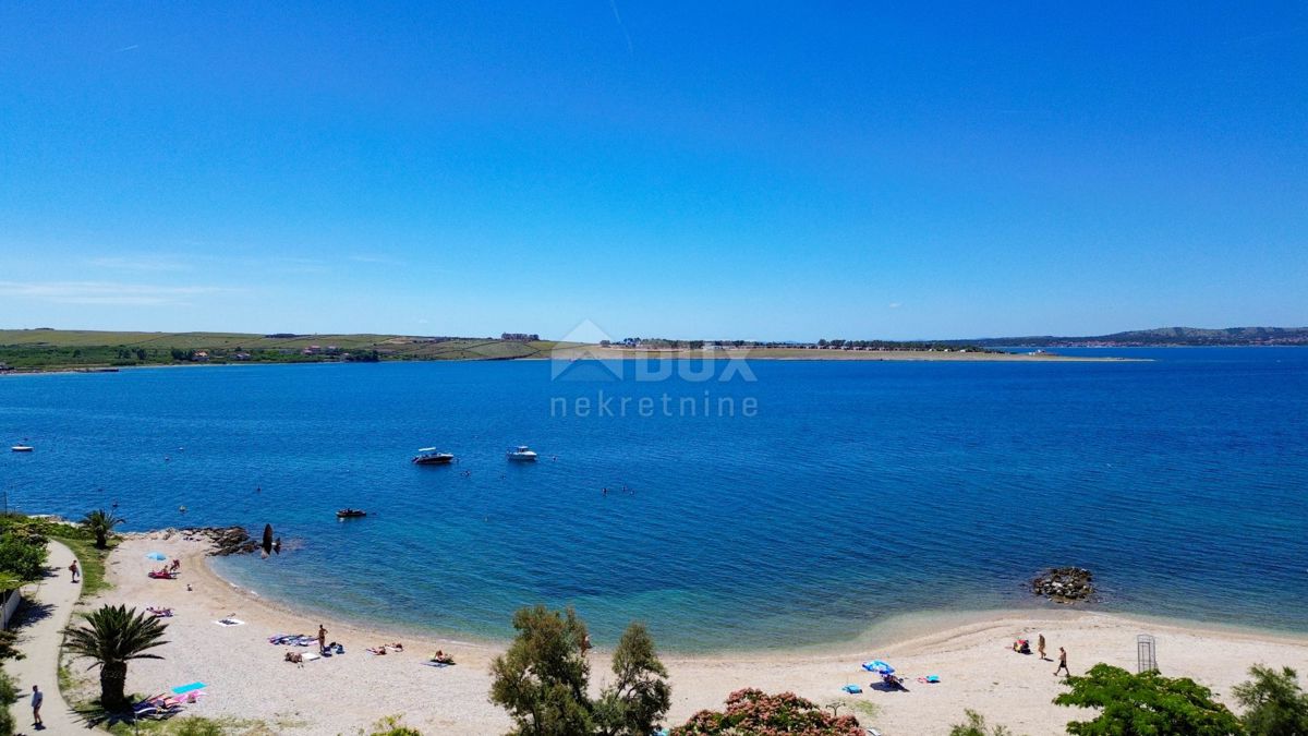 ISOLA DI PAG, POVLJANA - Casa di qualità con due appartamenti a 50 metri dalla spiaggia