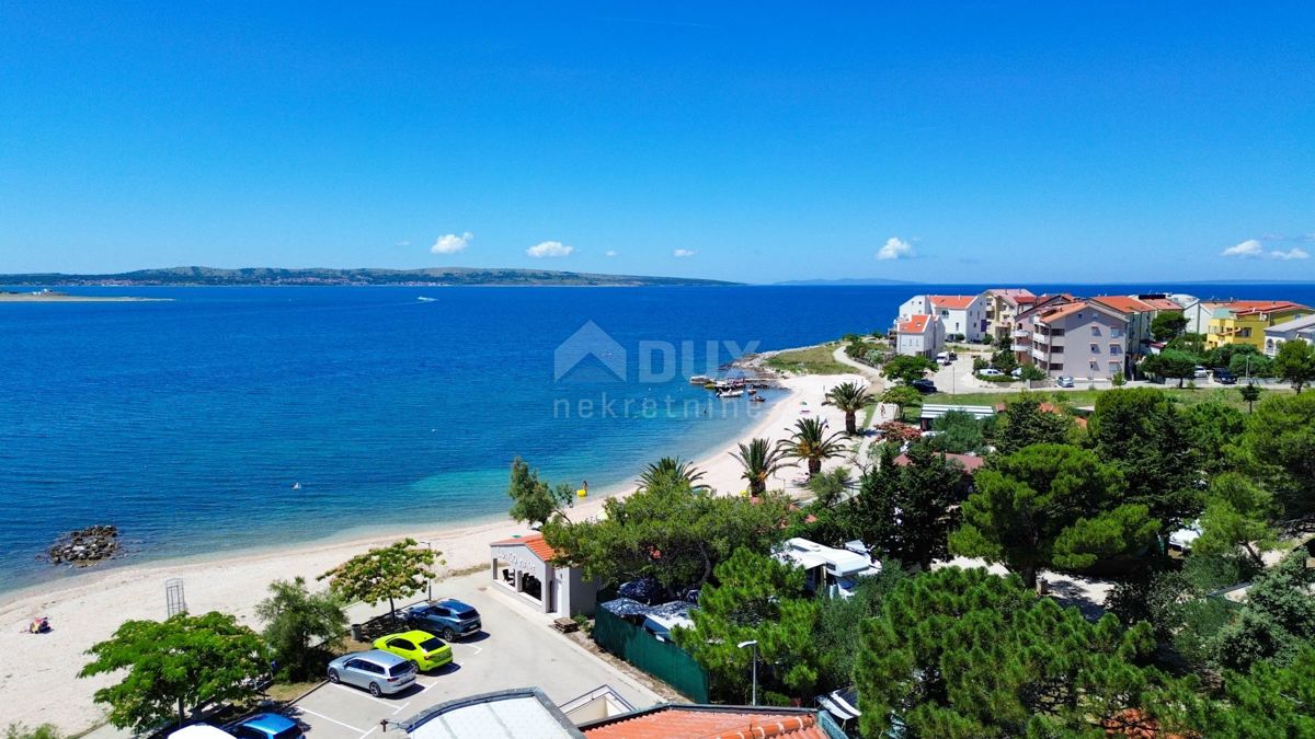 ISOLA DI PAG, POVLJANA - Casa di qualità con due appartamenti a 50 metri dalla spiaggia