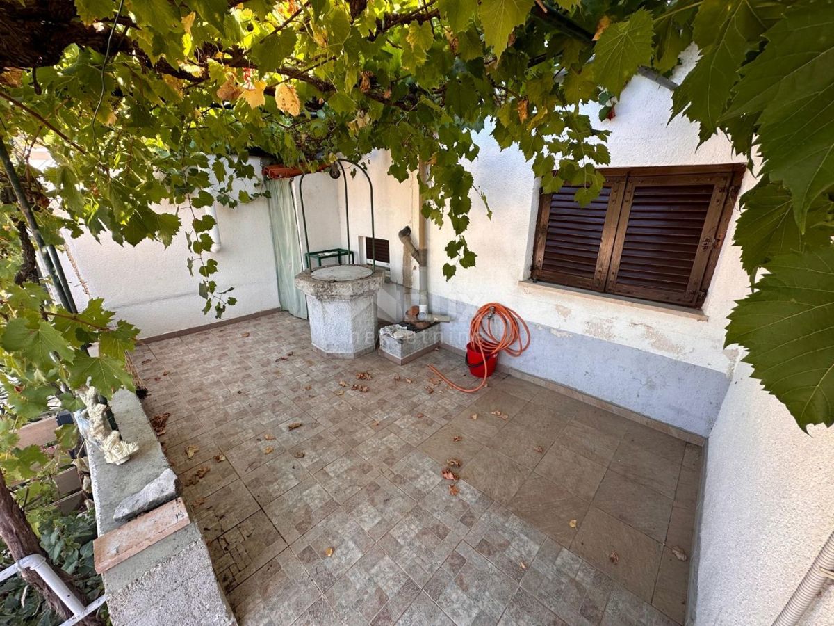 ISOLA DI KRK, VRH - casa bifamiliare, 170 m2, giardino!!!