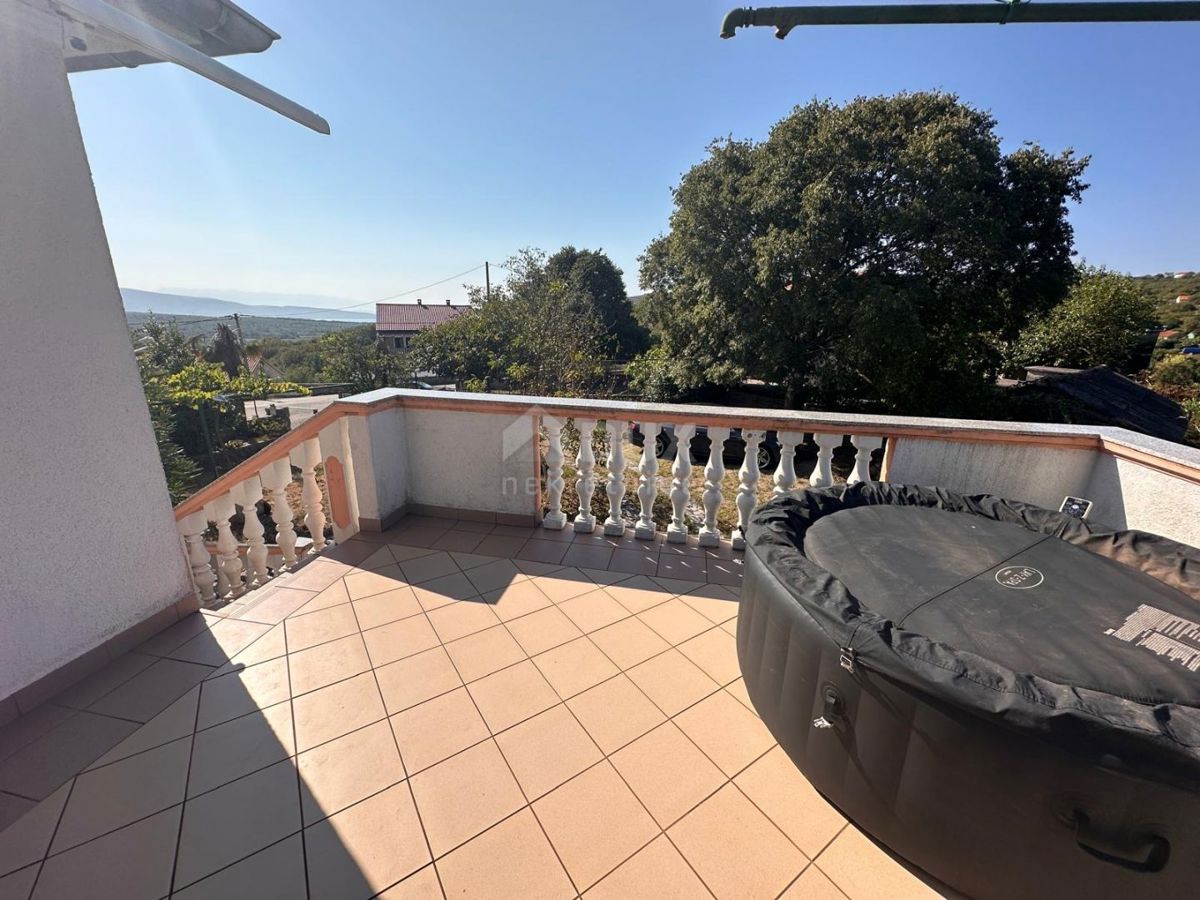 ISOLA DI KRK, VRH - casa bifamiliare, 170 m2, giardino!!!