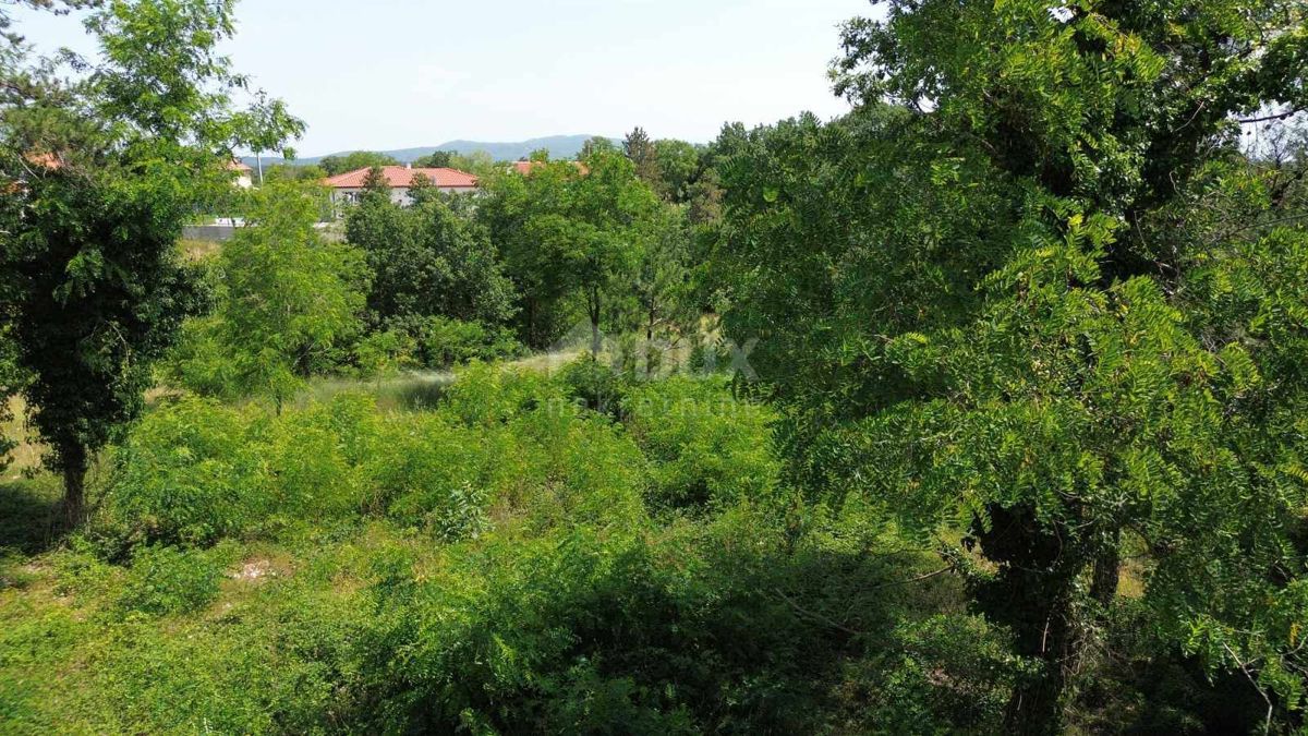 ISTRIA, DINTORNI DI LABINA - Terreno edificabile in contesto tranquillo