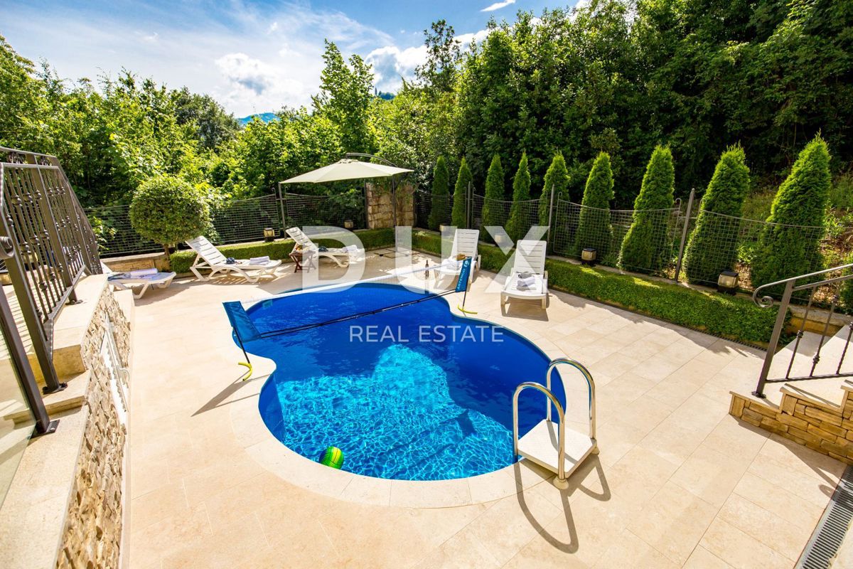 OPATIJA, BREGI - Villa in stile mediterraneo di nuova costruzione con due unità abitative, piscina, guest house, taverna e parco giochi per bambini