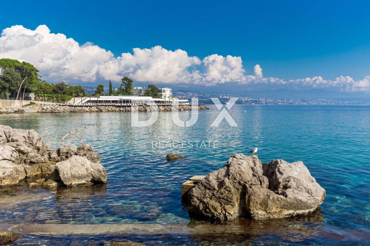 OPATIJA, BREGI - Villa in stile mediterraneo di nuova costruzione con due unità abitative, piscina, guest house, taverna e parco giochi per bambini