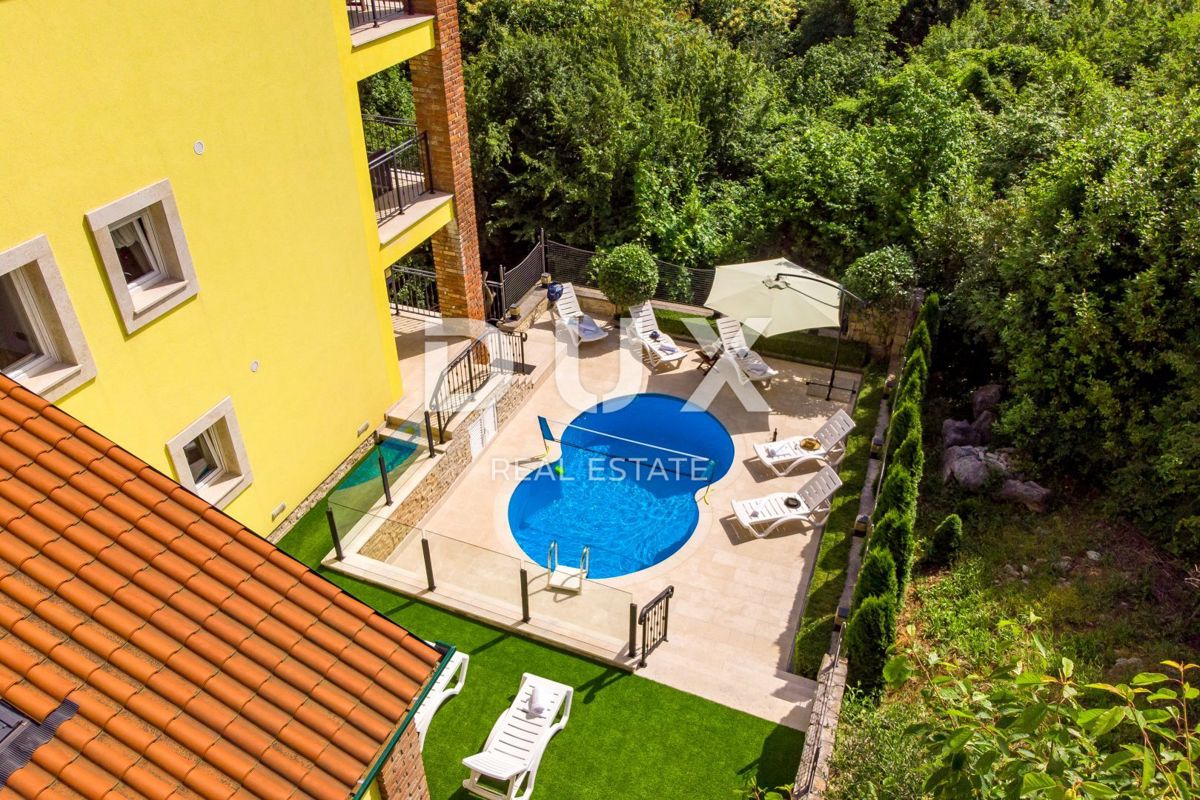 OPATIJA, BREGI - Villa in stile mediterraneo di nuova costruzione con due unità abitative, piscina, guest house, taverna e parco giochi per bambini