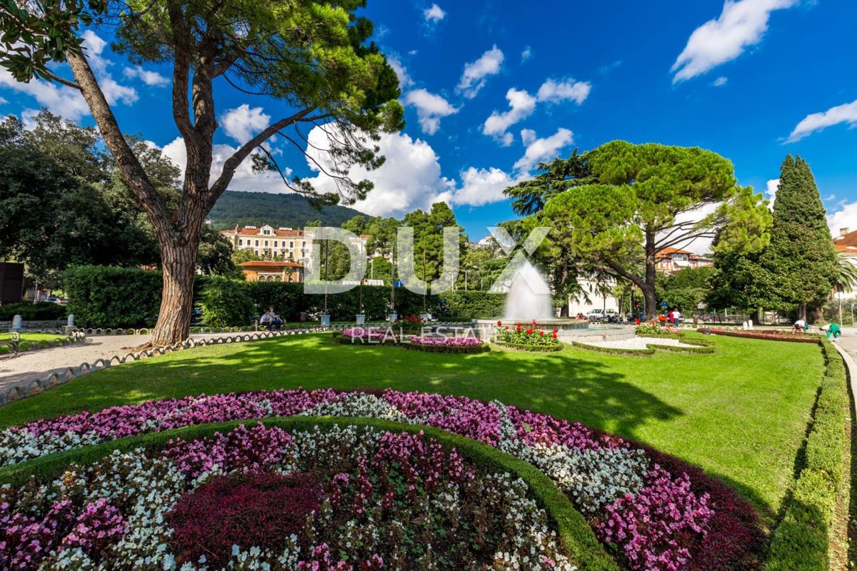 OPATIJA, BREGI - Villa in stile mediterraneo di nuova costruzione con due unità abitative, piscina, guest house, taverna e parco giochi per bambini