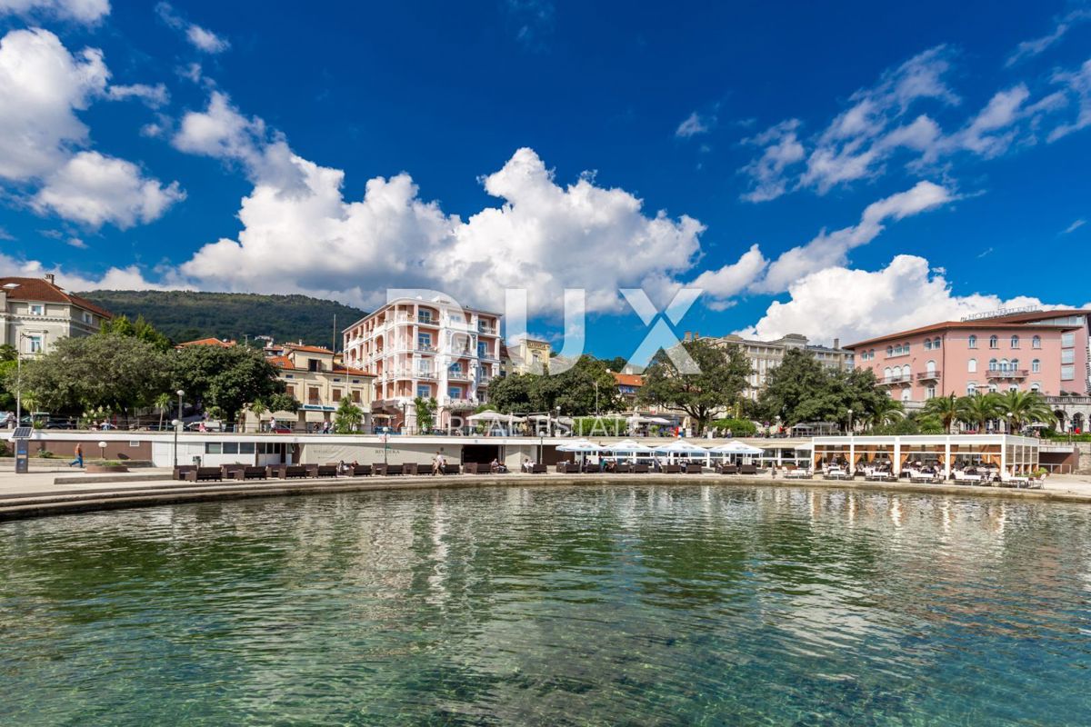 OPATIJA, BREGI - Villa in stile mediterraneo di nuova costruzione con due unità abitative, piscina, guest house, taverna e parco giochi per bambini