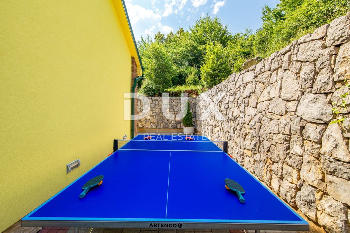 OPATIJA, BREGI - Villa in stile mediterraneo di nuova costruzione con due unità abitative, piscina, guest house, taverna e parco giochi per bambini