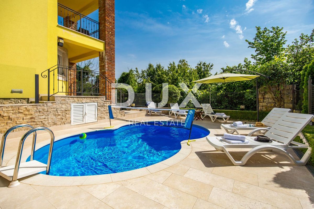 OPATIJA, BREGI - Villa in stile mediterraneo di nuova costruzione con due unità abitative, piscina, guest house, taverna e parco giochi per bambini