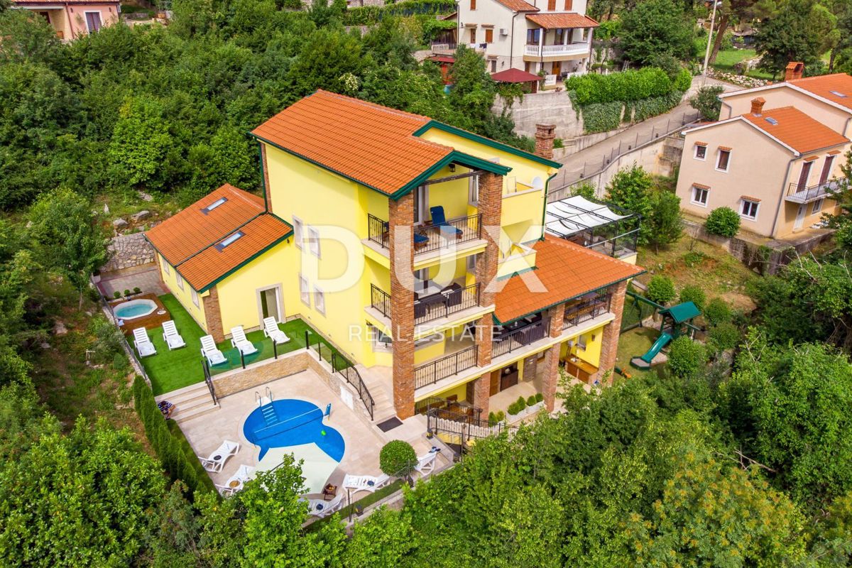 OPATIJA, BREGI - Villa in stile mediterraneo di nuova costruzione con due unità abitative, piscina, guest house, taverna e parco giochi per bambini