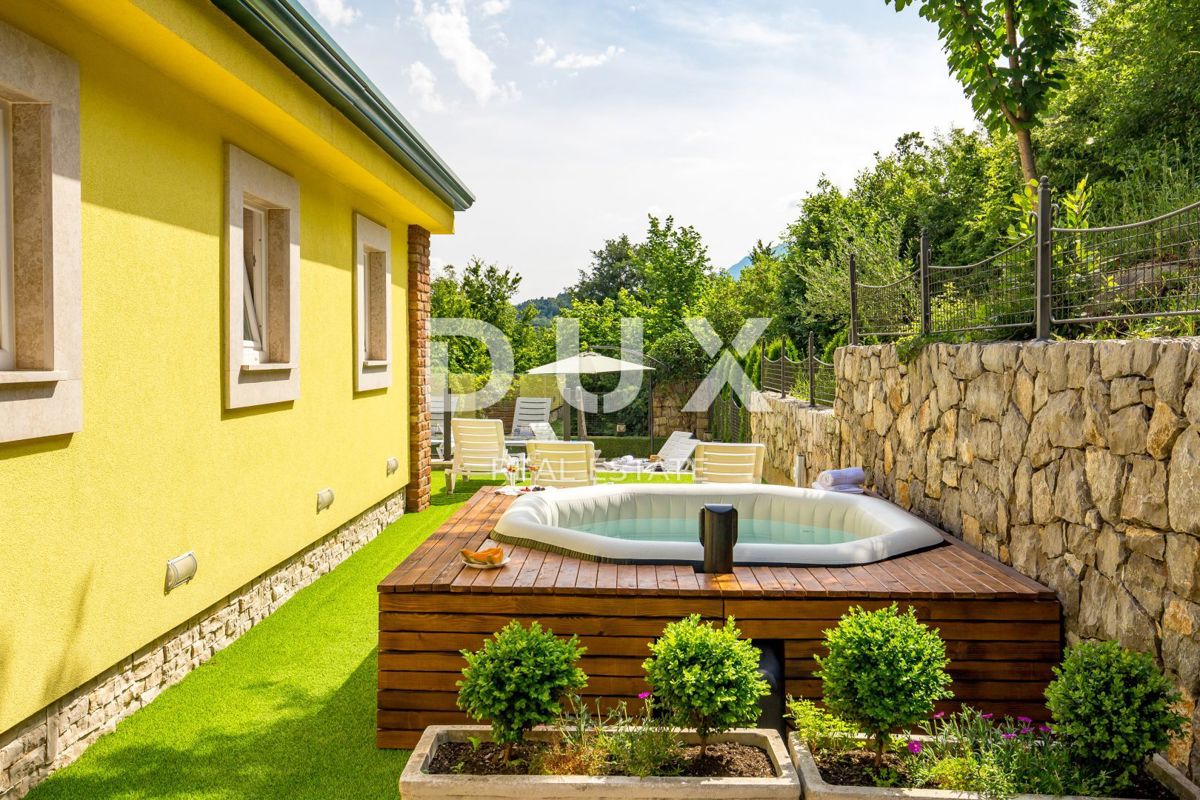 OPATIJA, BREGI - Villa in stile mediterraneo di nuova costruzione con due unità abitative, piscina, guest house, taverna e parco giochi per bambini