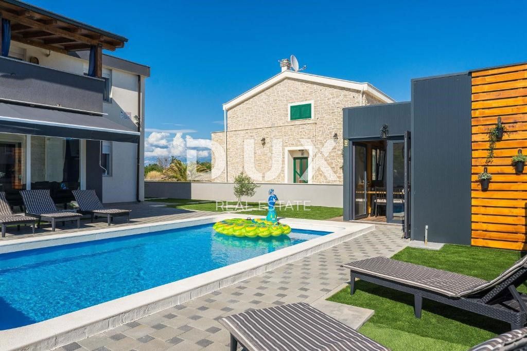 ZADAR, PRIVLAKA - Villa con piscina a 200 metri dal mare