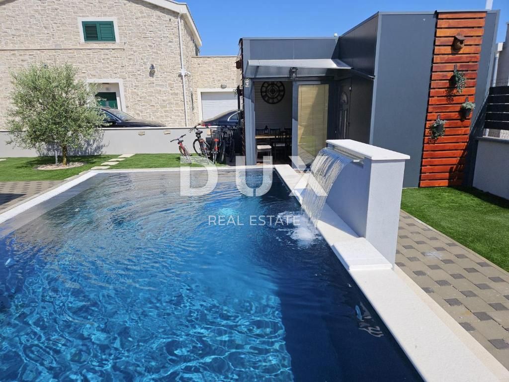 ZADAR, PRIVLAKA - Villa con piscina a 200 metri dal mare