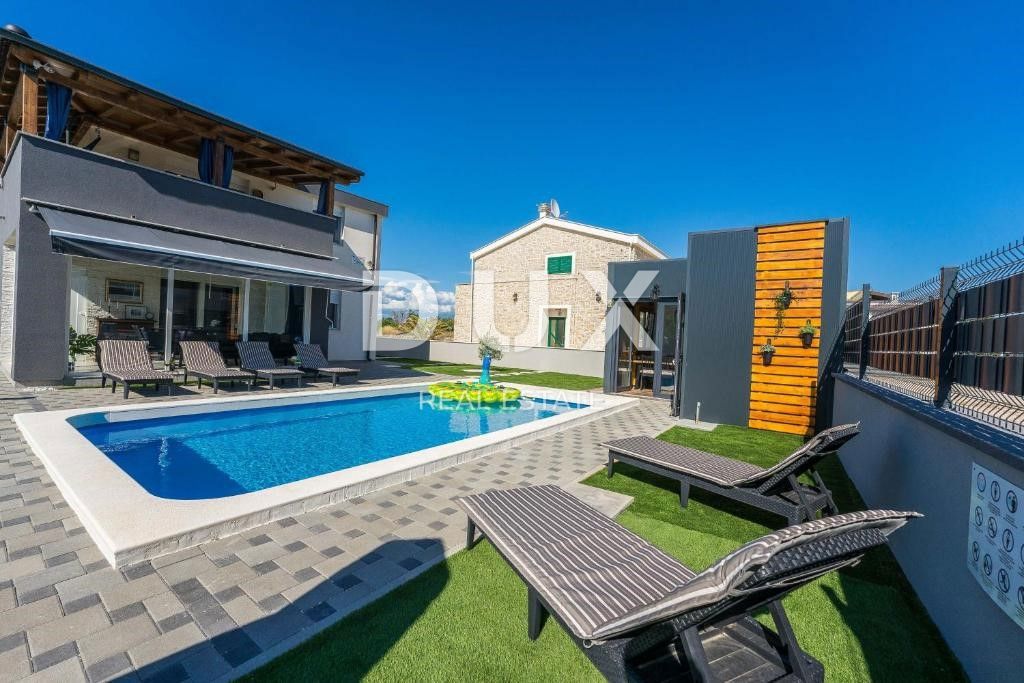 ZADAR, PRIVLAKA - Villa con piscina a 200 metri dal mare