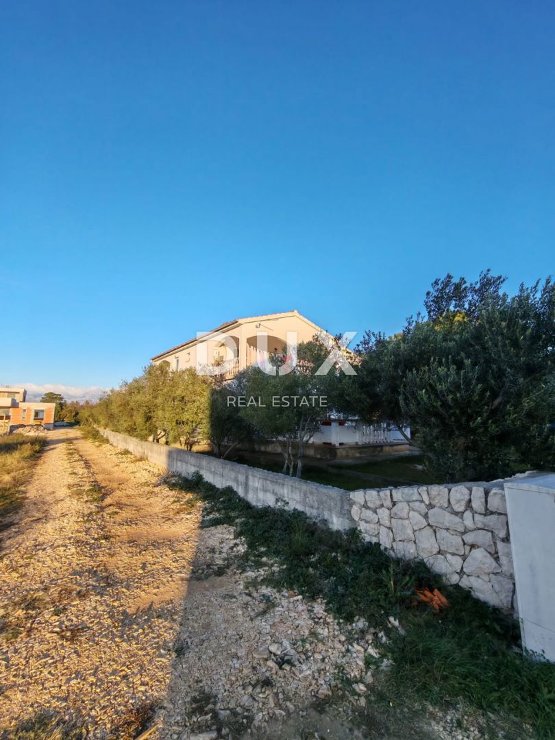 ZADAR, VRSI - Casa con un grande appartamento, tre appartamenti e un ampio cortile con ulivi!