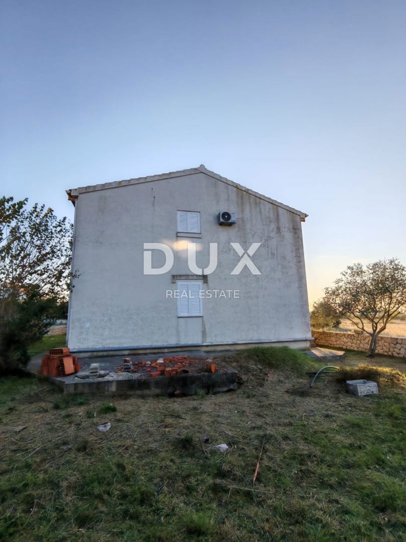 ZADAR, VRSI - Casa con un grande appartamento, tre appartamenti e un ampio cortile con ulivi!