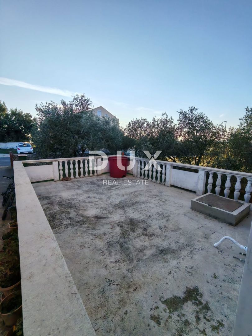 ZADAR, VRSI - Casa con un grande appartamento, tre appartamenti e un ampio cortile con ulivi!