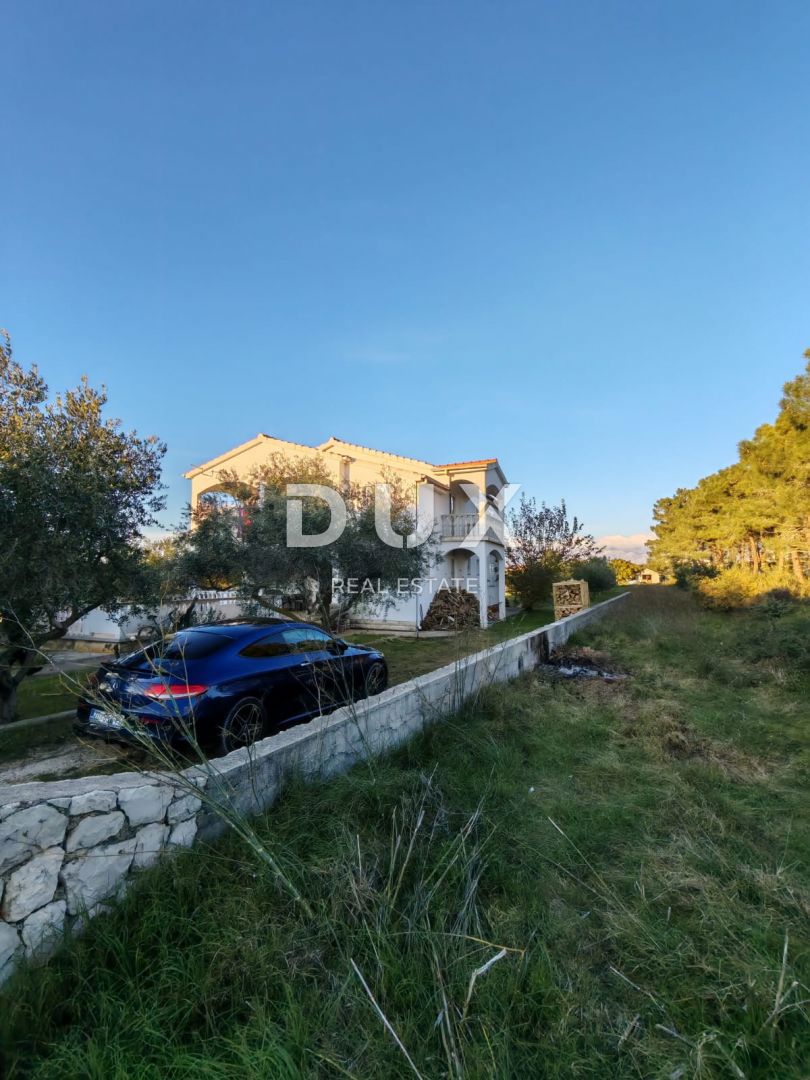 ZADAR, VRSI - Casa con un grande appartamento, tre appartamenti e un ampio cortile con ulivi!