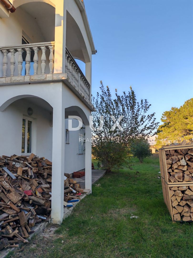 ZADAR, VRSI - Casa con un grande appartamento, tre appartamenti e un ampio cortile con ulivi!