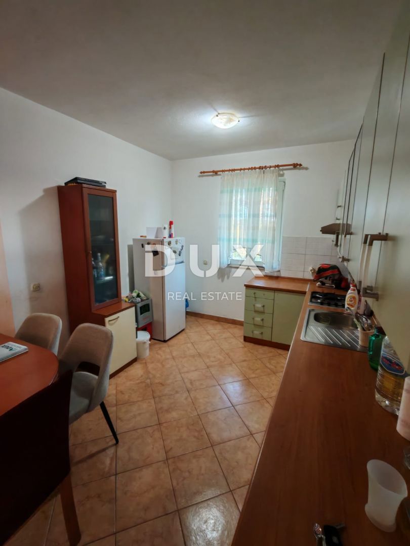 ZADAR, VRSI - Casa con un grande appartamento, tre appartamenti e un ampio cortile con ulivi!