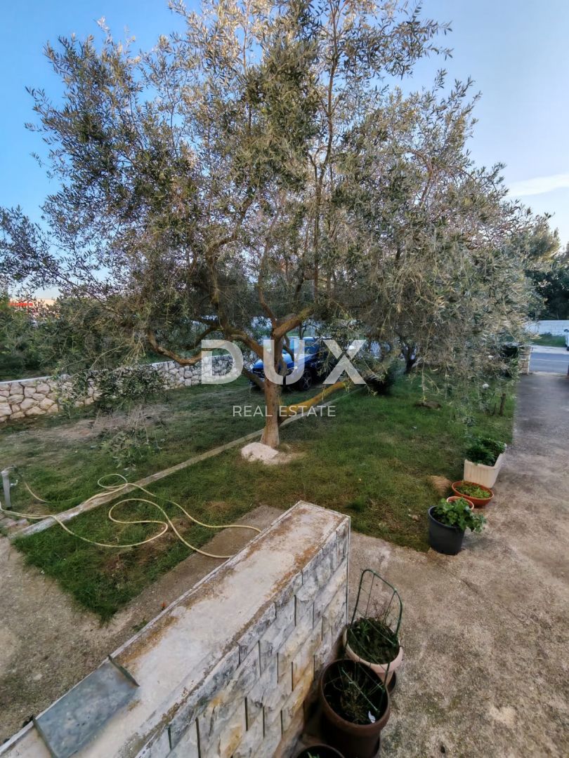 ZADAR, VRSI - Casa con un grande appartamento, tre appartamenti e un ampio cortile con ulivi!