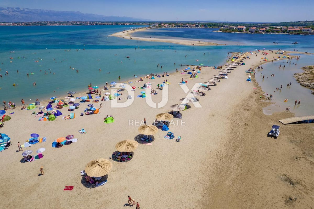 ZADAR, SABUNIKE - Terreno edificabile a 400 metri dalla spiaggia per la costruzione di un edificio con 6 appartamenti!