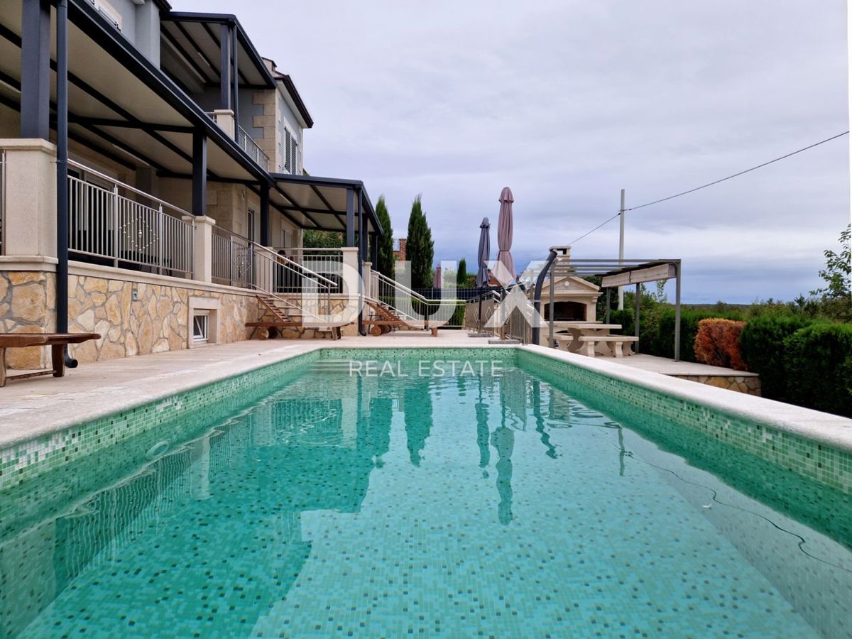 ISTRIA, PARENZO - Spaziosa casa con piscina e vista panoramica