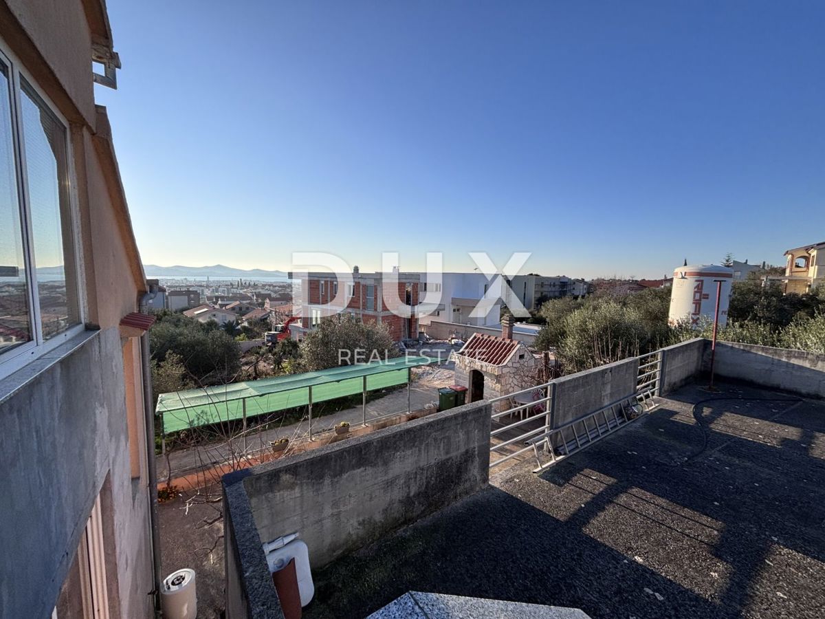 ZADAR, PLOVANIJA - Spaziosa casa su due piani con garage e vista panoramica sulla città