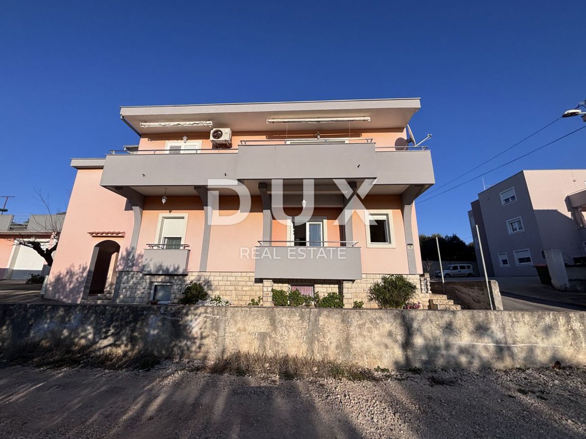 ZADAR, PLOVANIJA - Spaziosa casa su due piani con garage e vista panoramica sulla città