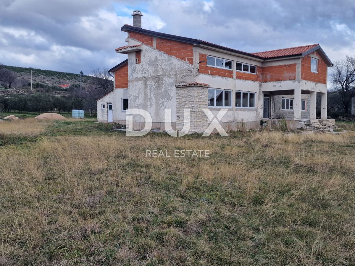 BENKOVAC - edificio commerciale e residenziale incompiuto