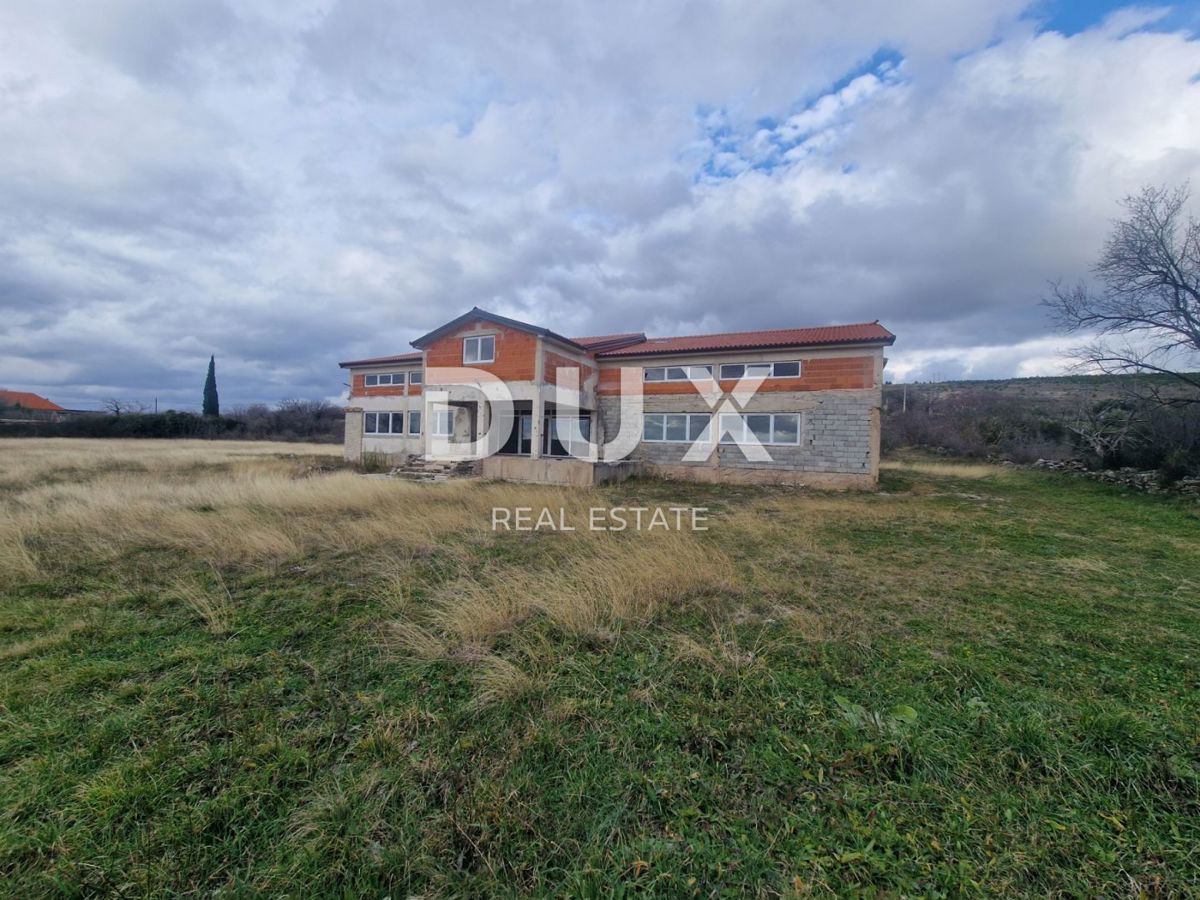 BENKOVAC - edificio commerciale e residenziale incompiuto