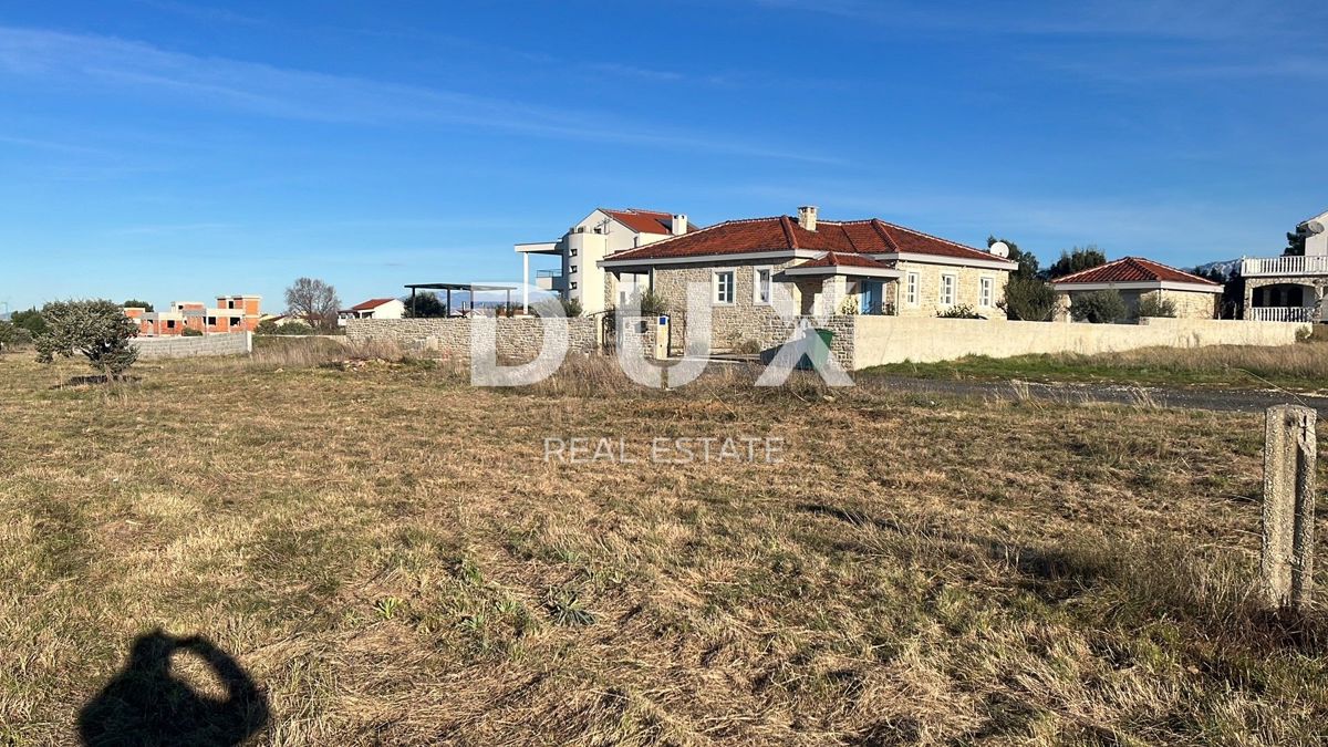 ZARA, VRSI - Terreno edificabile lungo la strada principale!