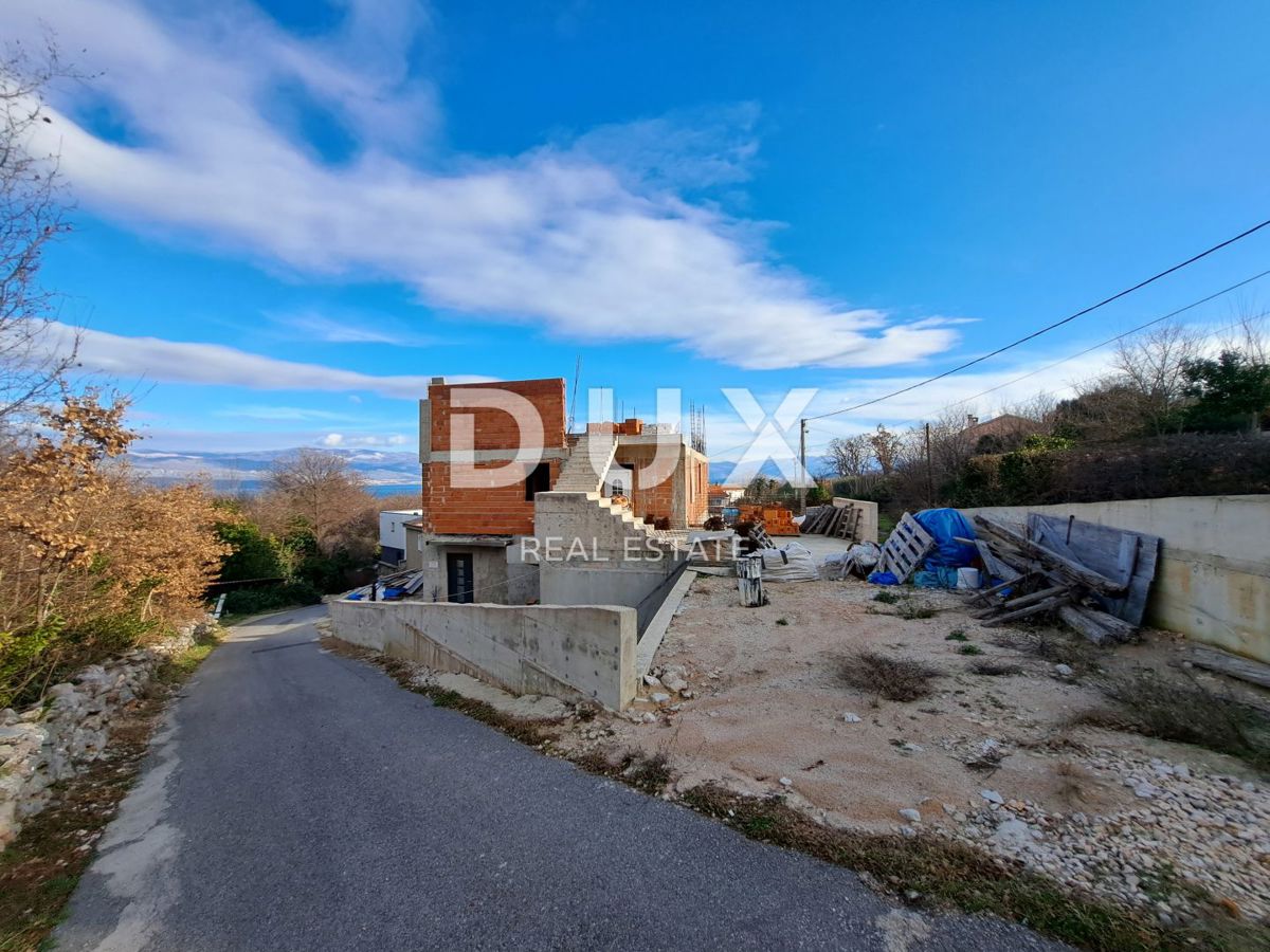 ISOLA DI KRK - Edificio grezzo con piscina e vista mare
