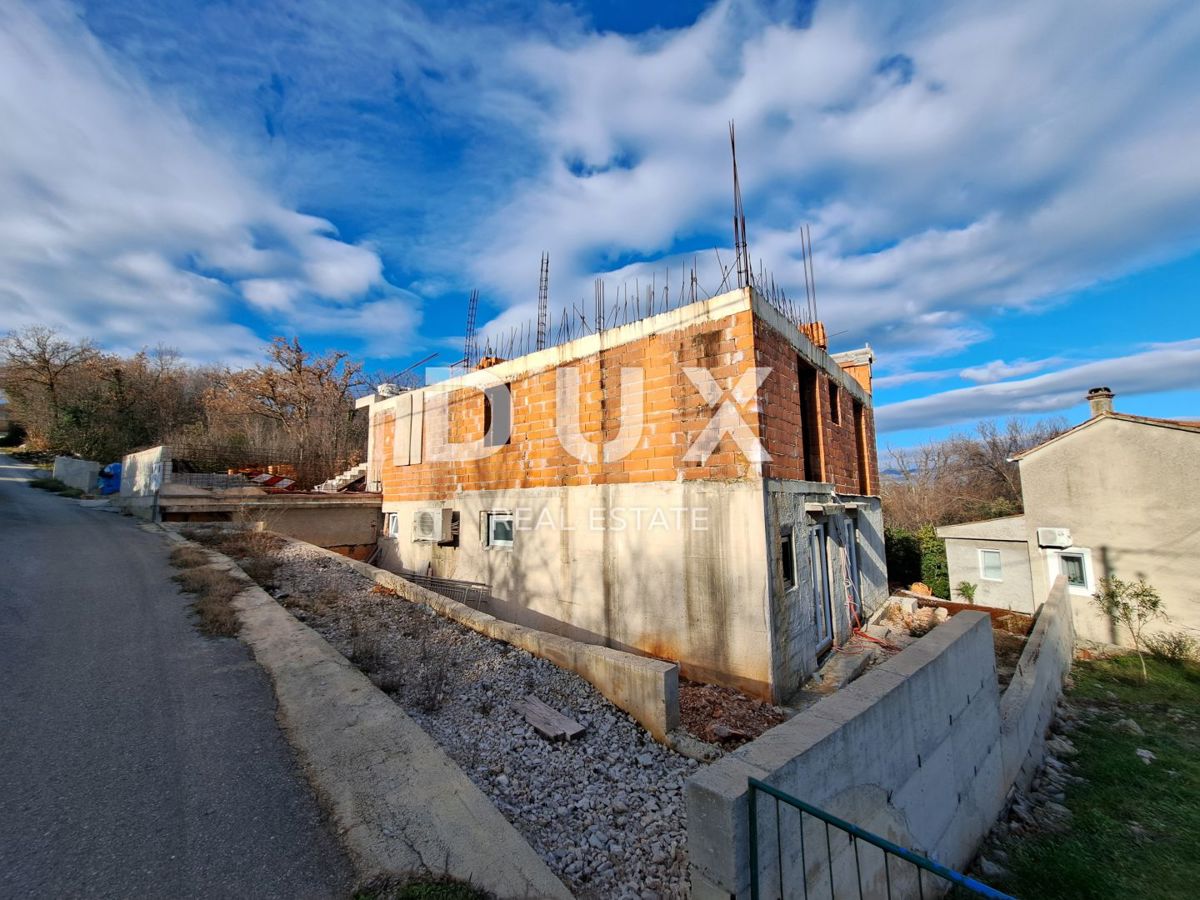 ISOLA DI KRK - Edificio grezzo con piscina e vista mare
