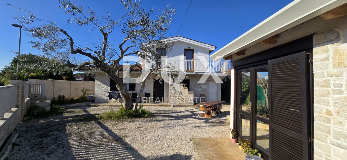 ISTRIA, UMAGO - Casa in pietra ristrutturata con 4 unità, a soli 200 m dal mare!