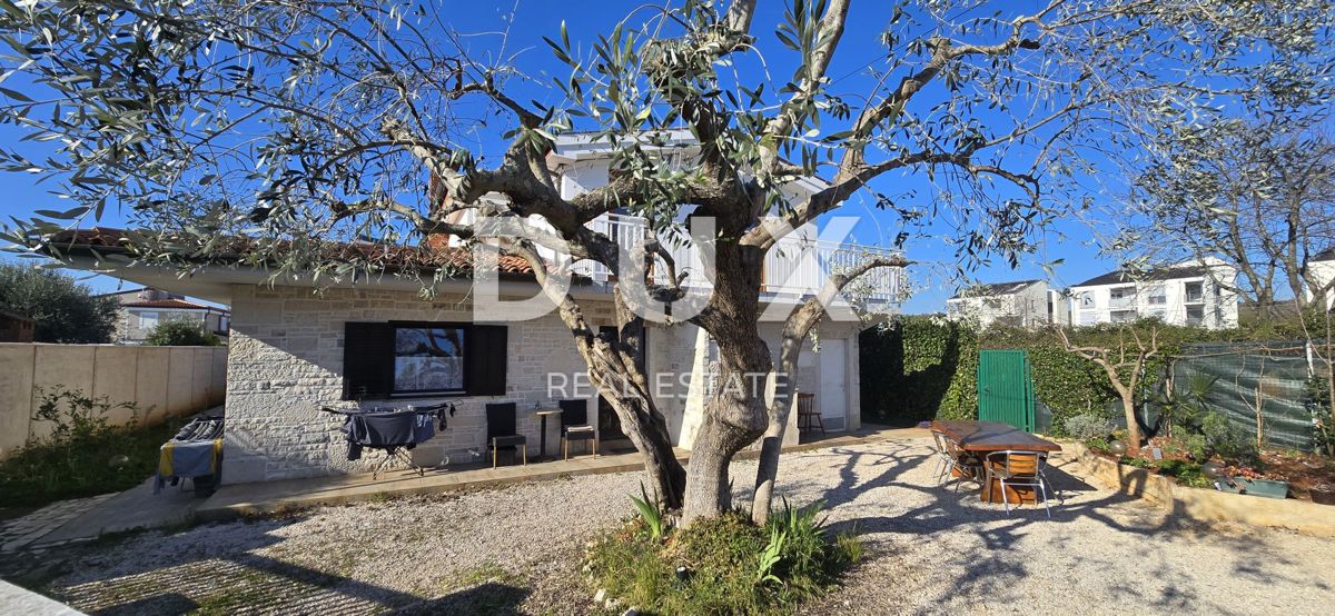 ISTRIA, UMAGO - Casa in pietra ristrutturata con 4 unità, a soli 200 m dal mare!