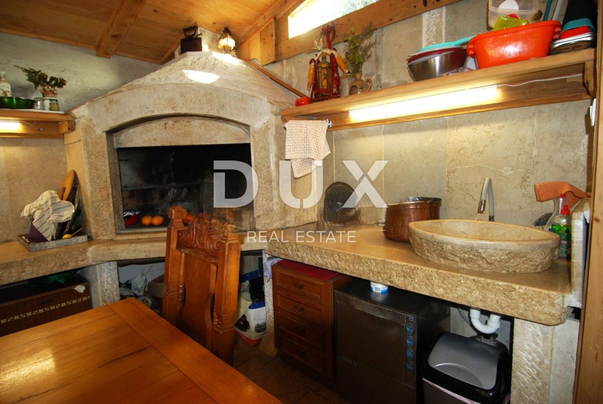 ISTRIA, UMAGO - Casa in pietra ristrutturata con 4 unità, a soli 200 m dal mare!