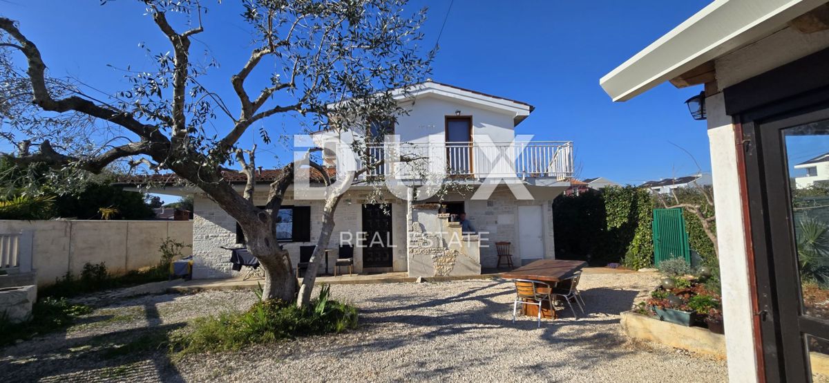 ISTRIA, UMAGO - Casa in pietra ristrutturata con 4 unità, a soli 200 m dal mare!