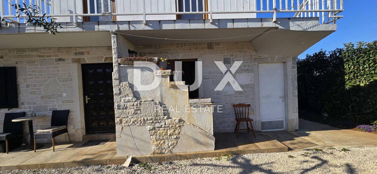 ISTRIA, UMAGO - Casa in pietra ristrutturata con 4 unità, a soli 200 m dal mare!