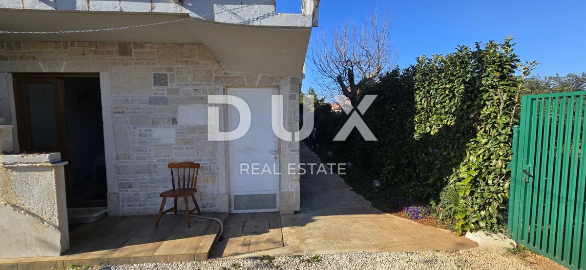 ISTRIA, UMAGO - Casa in pietra ristrutturata con 4 unità, a soli 200 m dal mare!