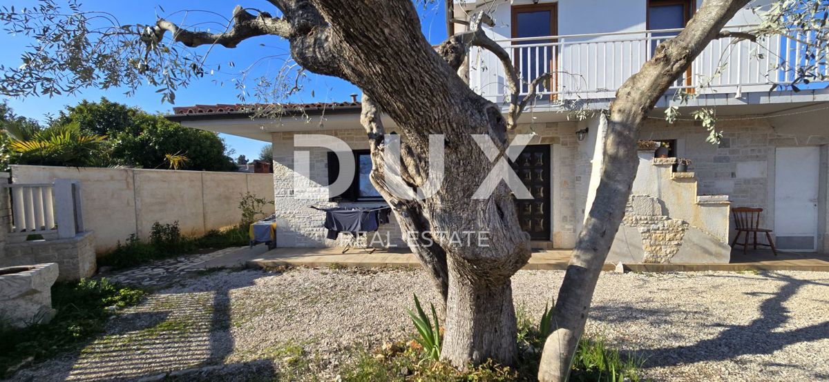 ISTRIA, UMAGO - Casa in pietra ristrutturata con 4 unità, a soli 200 m dal mare!