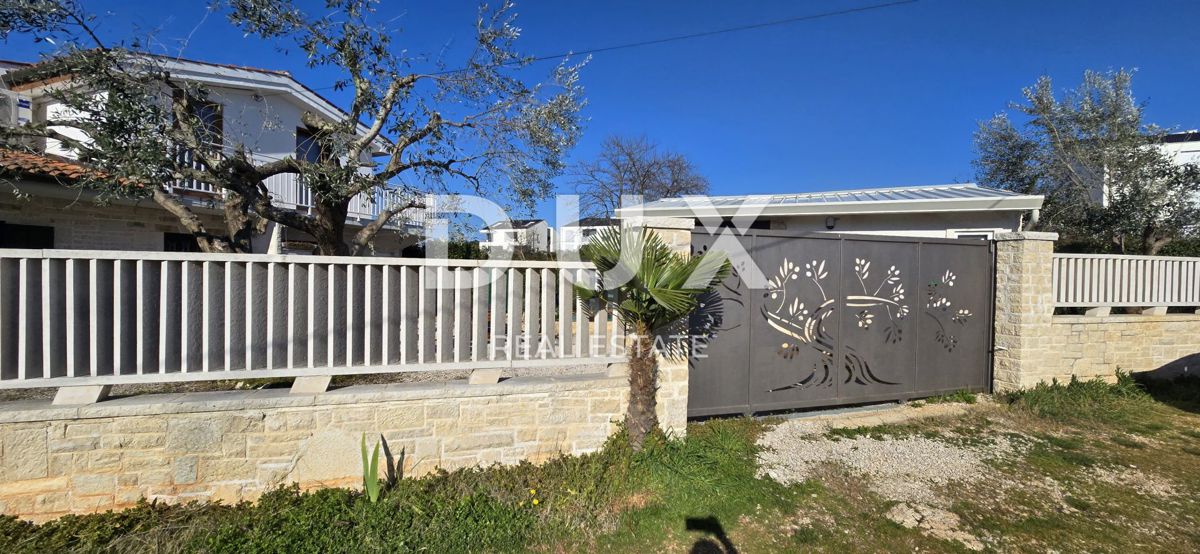 ISTRIA, UMAGO - Casa in pietra ristrutturata con 4 unità, a soli 200 m dal mare!